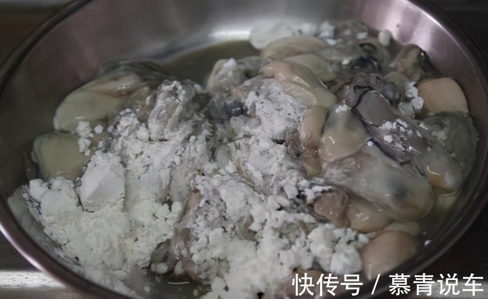 褶皱|洗生蚝肉时，放淀粉只对了一半，加点“它”，脏东西自己跑出来