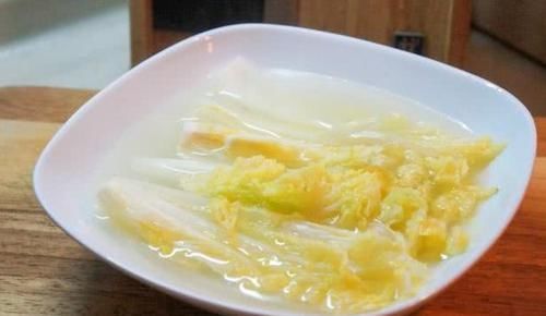 开水|白菜也吃不起？开水白菜“平淡无奇”，看到开水浇上的瞬间：不愧是国宴美食