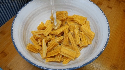 泡腐竹时,用热水还是凉水教你正确的做法,柔韧入味,鲜香开胃