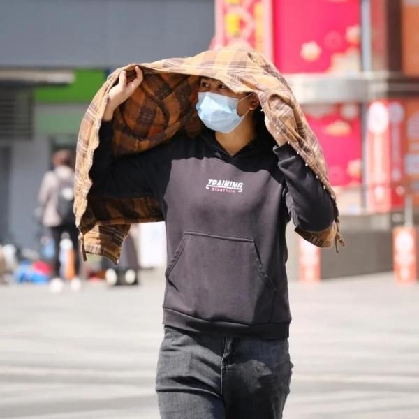 春天 26℃，这就是广州的春天，街坊直接换短袖