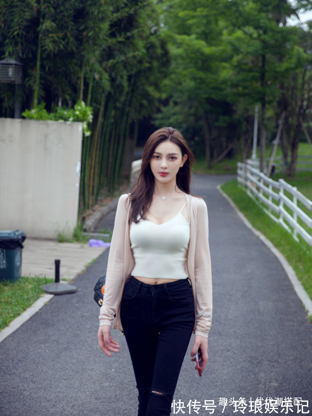 百搭|初夏“吊带衫”这样穿才真美!外搭针织衫实用又百搭,吸睛好养眼