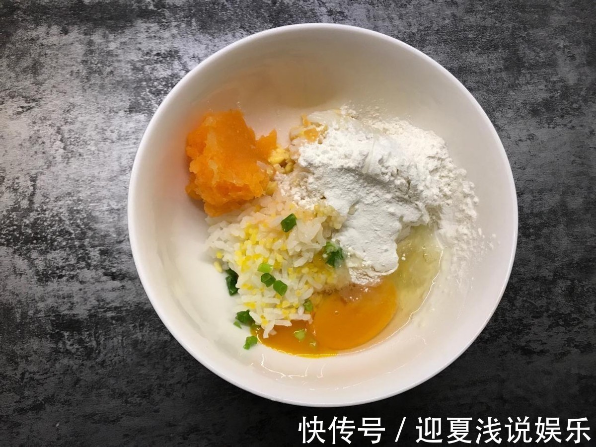 杂粮饼|营养丰富的鸡蛋蔬菜米饼,制作简单,鲜香四溢