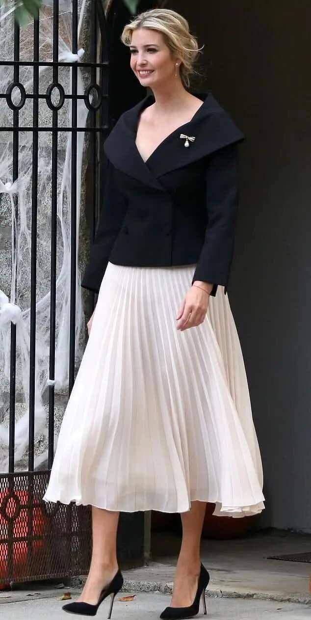 高级|伊万卡一到冬天就离不开大衣,光腿穿高跟鞋太扛冻,气质却很高级