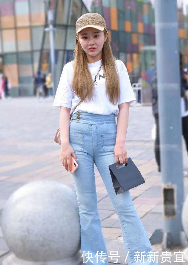 牛仔喇叭裤搭配白色T恤,造型从众多短裤穿搭当中脱颖而出