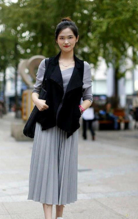 街拍：清纯的小美女，百褶裙配黑色马甲，彰显简约的气质美