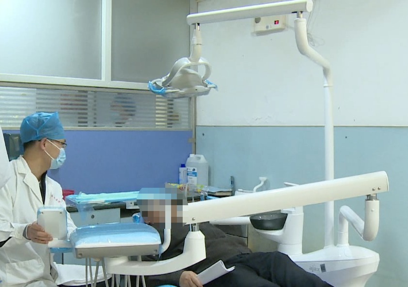 口腔|小伙牙疼去拔牙,揪出1厘米长活虫