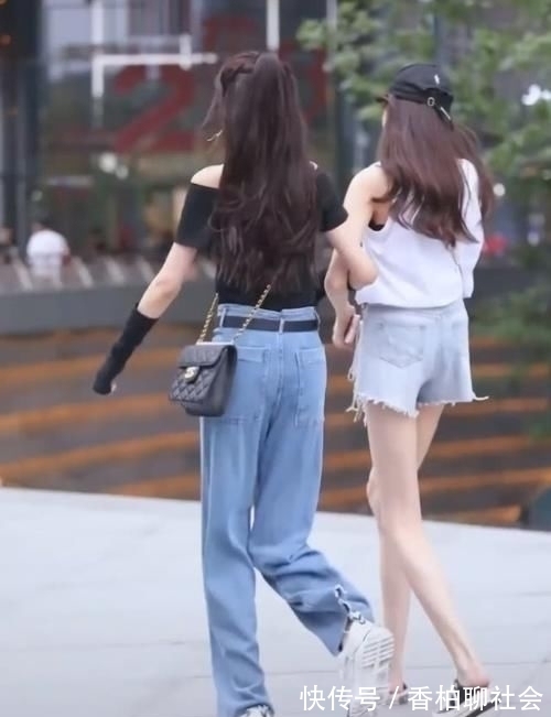 浅蓝色 同身形闺蜜出街,终于知道穿长裤和穿短裤的区别差距一目了然