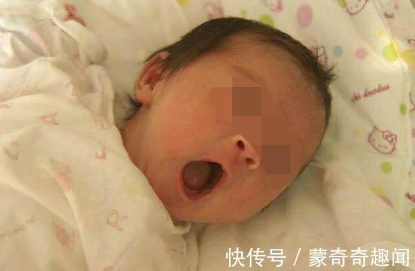 宝宝|宝宝啥时候能用枕头当他出现这些信号时，家长就可以开始准备了