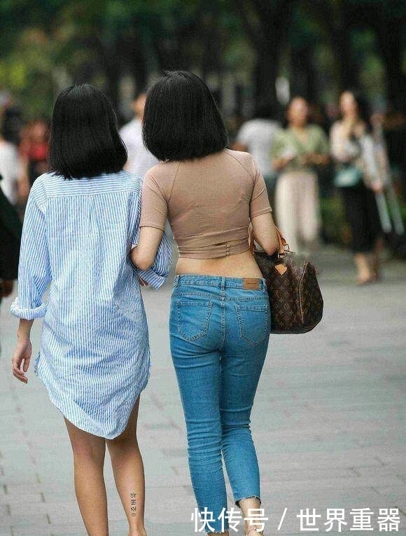 街拍:低调又时髦的小姐姐!网友:这种身材很旺夫!