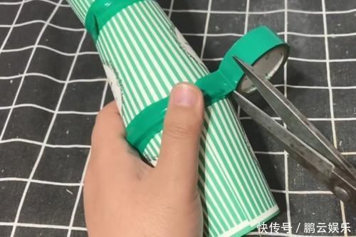 一次性纸杯我从来不扔，把3个纸杯底部剪开，粘在一起还有这妙用