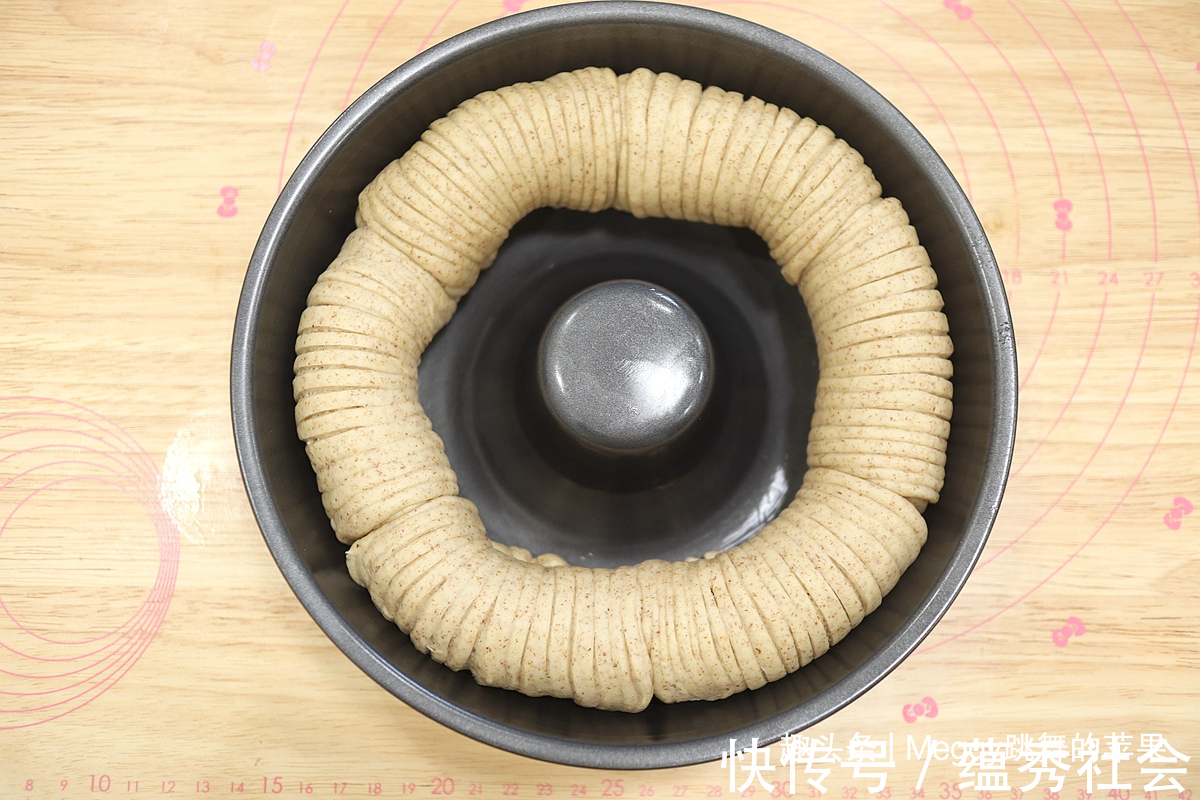 零食|黑全麦毛线球面包，又暄又软还低糖，早餐零食吃着太满足了