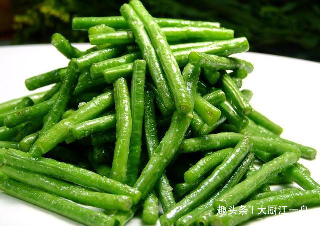 炒豆角|炒豆角时，先放油就错了！大厨教你这样做，豆角翠绿鲜香更入味