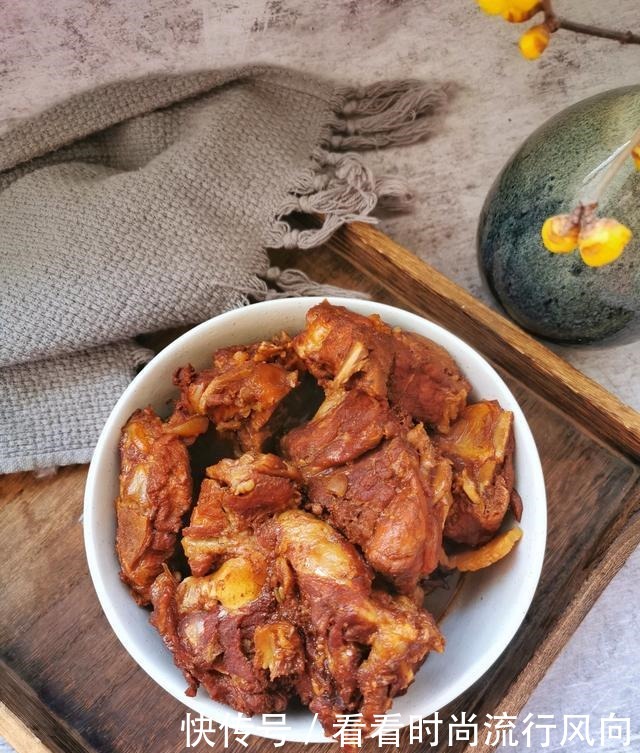  家常酱大骨好吃又秘诀，酱料千万别用错了，酱香味十足，简单易学