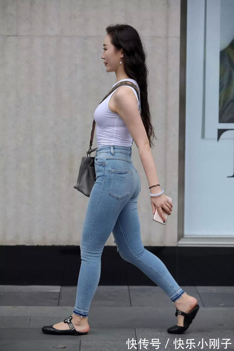 牛仔裤 小个子女生简约休闲的穿搭,高腰牛仔裤配短袖衫,简单利索又美丽