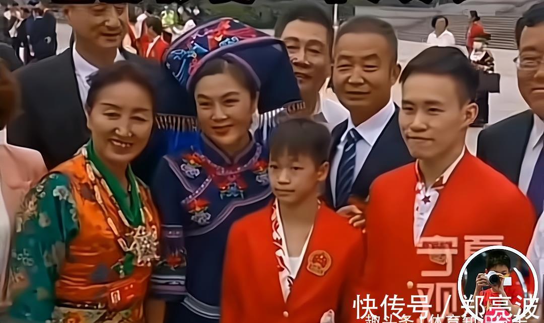 获得者|大叔大妈把全红婵围起来!红姐的表情挺无辜,师兄在一旁笑得尴尬