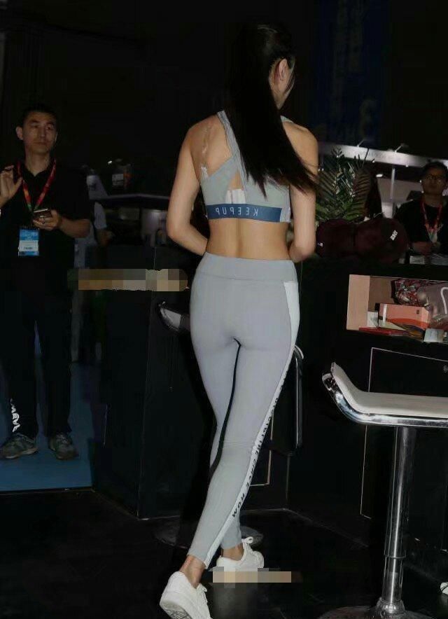 女神|街拍:性感丰满的紧身打底裤美女,轻松搭配出优雅女神范