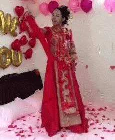 |搞笑GIF：都这时候了还看什么看 赶紧来救我啊，真装不下去了