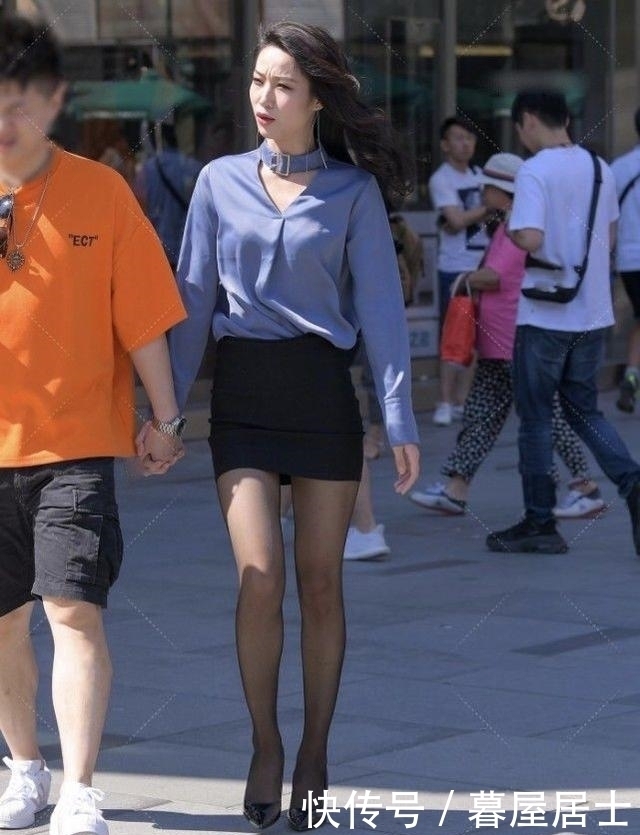 气质|蓝色丝滑上衣搭配黑色修身短裙,大方端庄,气质迷人