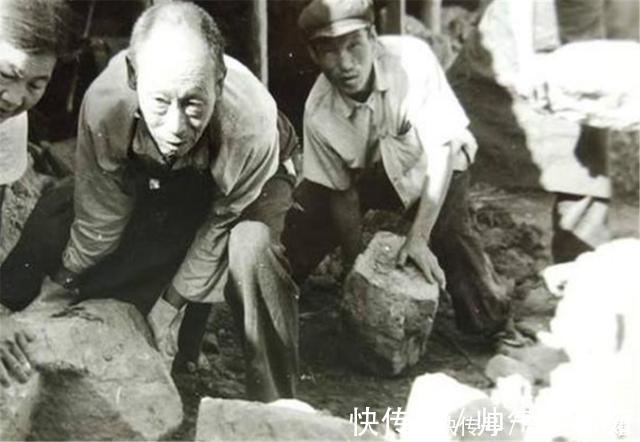 黄永玉@他画了一只老鼠卖36万，没人看懂，专家：放大5倍仔细看老鼠夹子