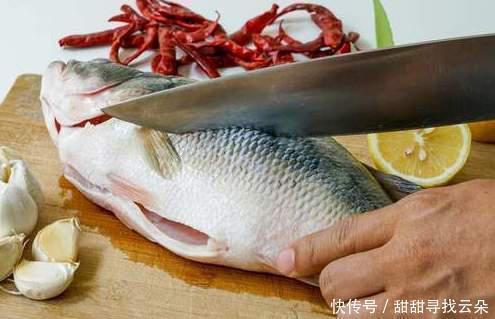 教你做清蒸鱼的正确方法,不放盐也不用料酒,鱼肉鲜嫩无腥味