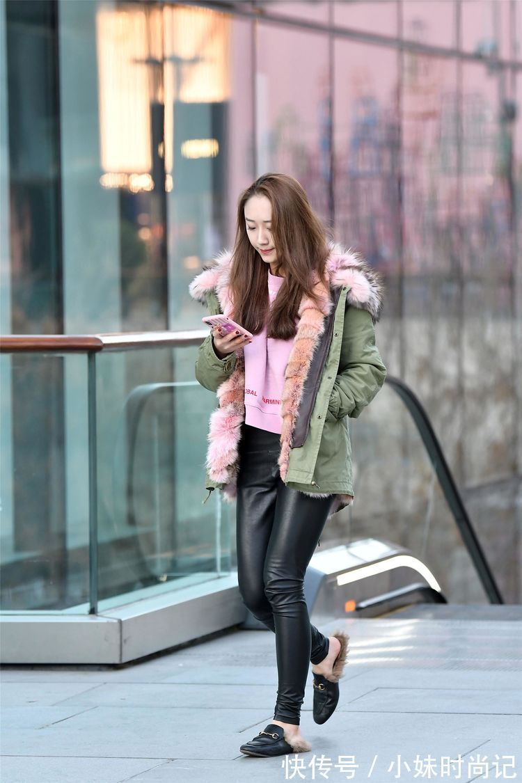 身材高挑|街拍:美女米色羽绒服搭配高领针织毛衣,黑色过膝靴,特别的美!