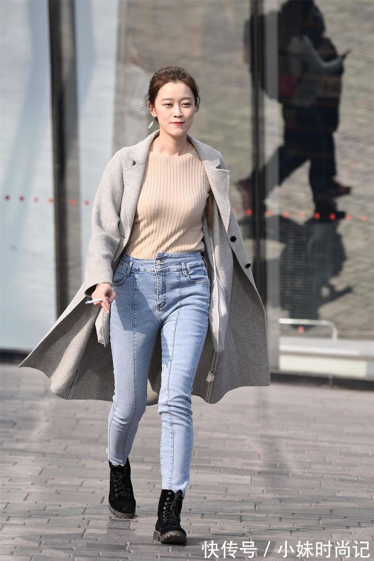 头发 街拍:美女的头发染成蓝色,搭配一条破洞牛仔短裤,时尚有个性!