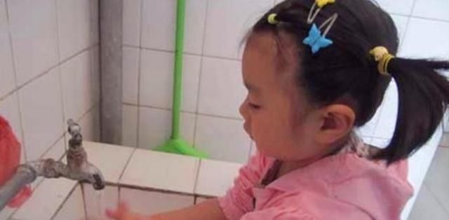 失控|4岁女儿把手机放水里洗,妈妈失控之后,再也听不到孩子的声音