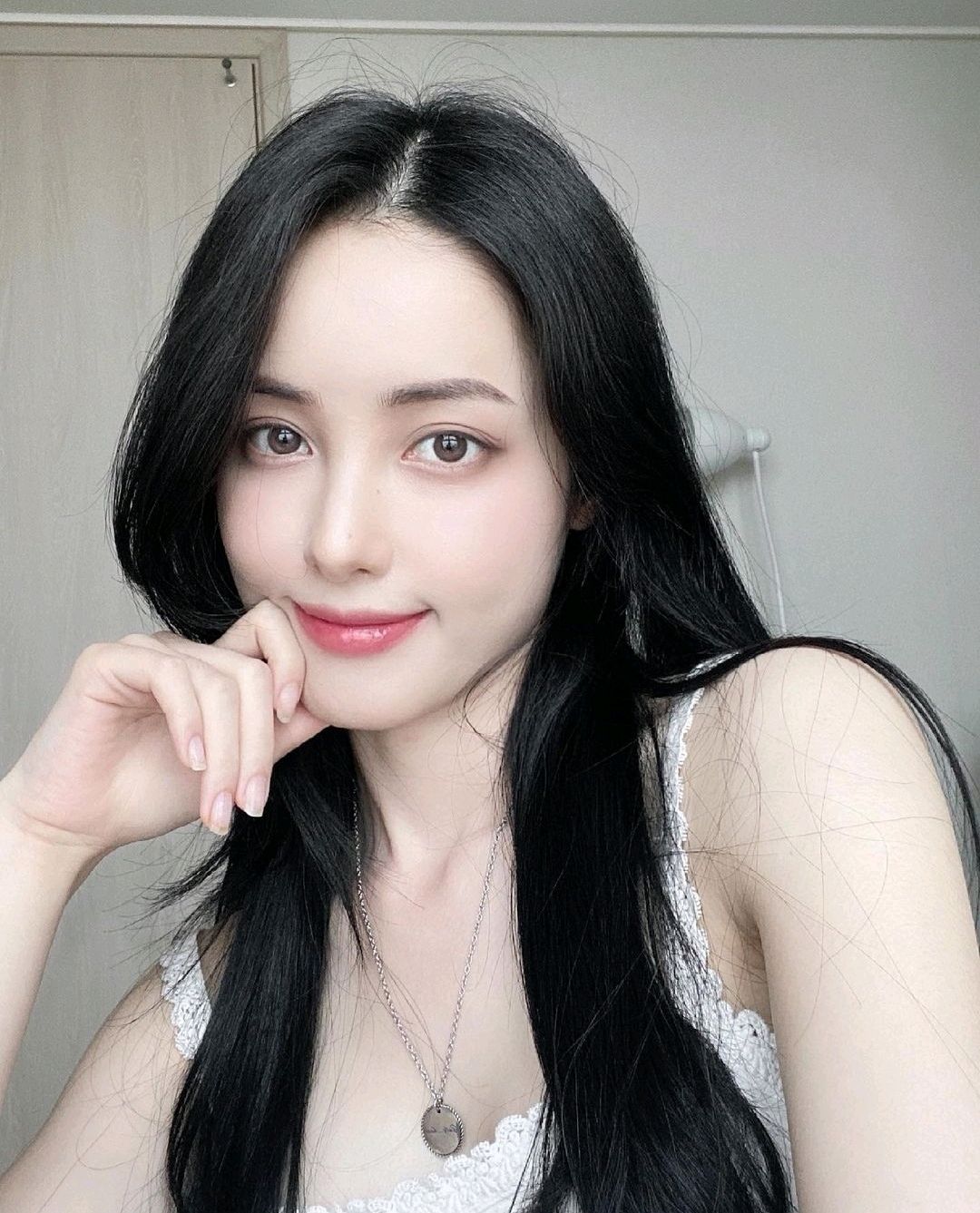 youtuber 韩国离婚女星透露做了隆胸手术和脂肪移植：除了鼻子下巴都整了