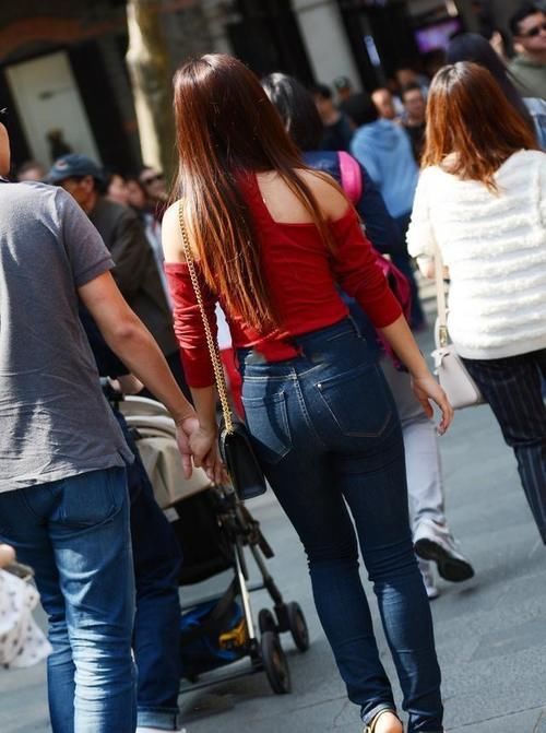 裙子|贴身束腰的瑜伽裤，裙子是个不错的选择，显得瘦高