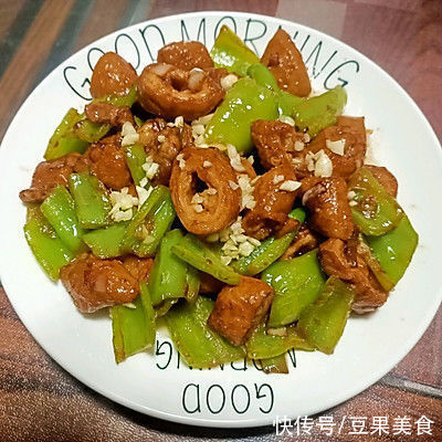 菱形块|这道年菜溜肥肠连续吃了3碗，全家人都一致好评