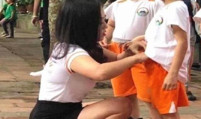 宝妈|95后宝妈接娃放学穿着“时尚”,孩子却被同学嘲笑你妈穿的啥