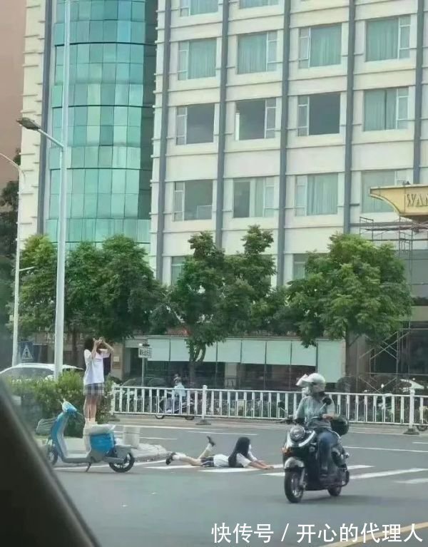 |内涵段子|别人家的女朋友宽松T恤下都藏着什么?