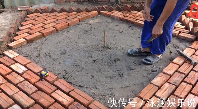 院子|老爸在家闲不住,用红砖铺院子,拼花效果比大理石还好看耐用