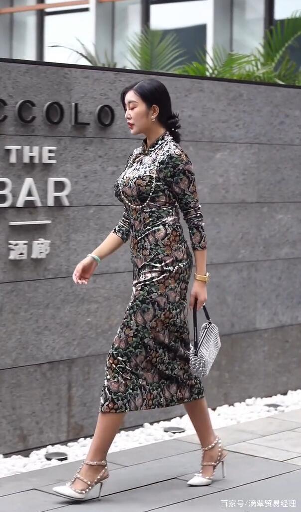 旗袍搭配珍珠,衬出都市名媛的气息