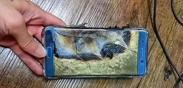 远离|手机“爆炸”前的3个征兆，若出现记得关机、远离，别掉以轻心