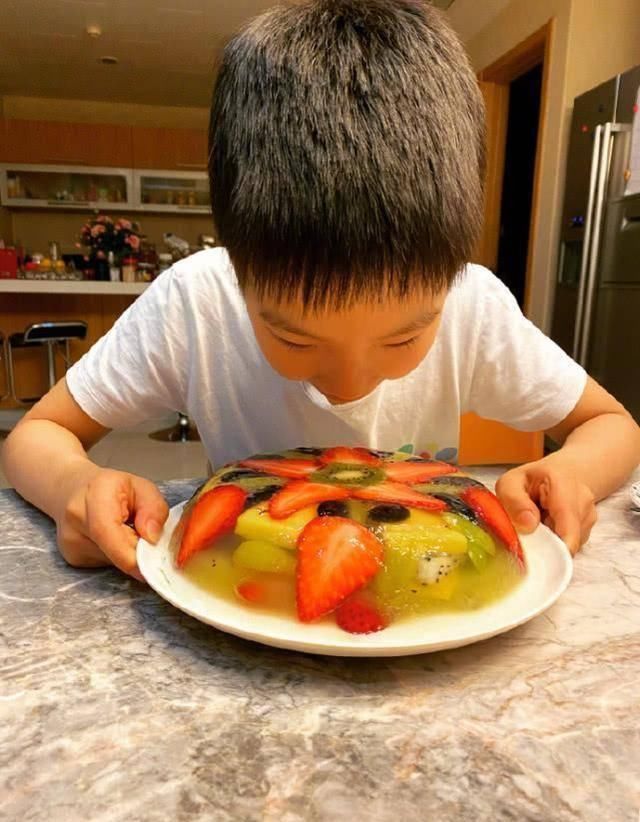 杨子|黄圣依在家亲身为孩子做果冻,儿子馋出可爱表情包,豪宅别墅一角曝光