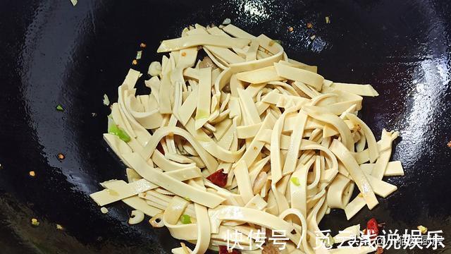 做法|白菜炖干豆腐这样做才好吃,做法简单,经济实惠,好吃又下饭