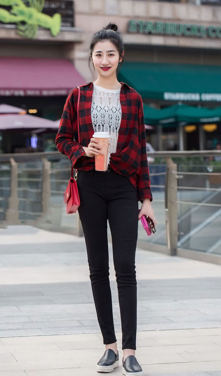 阔腿裤|一身白色搭配的美女,秀出白皙大长腿,让人羡慕不已