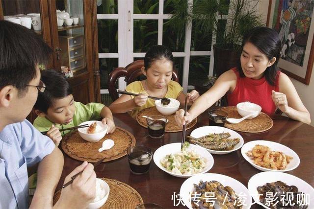 家庭|宝妈二胎又是男孩,开心发圈庆祝,句句评论让她高兴不起来