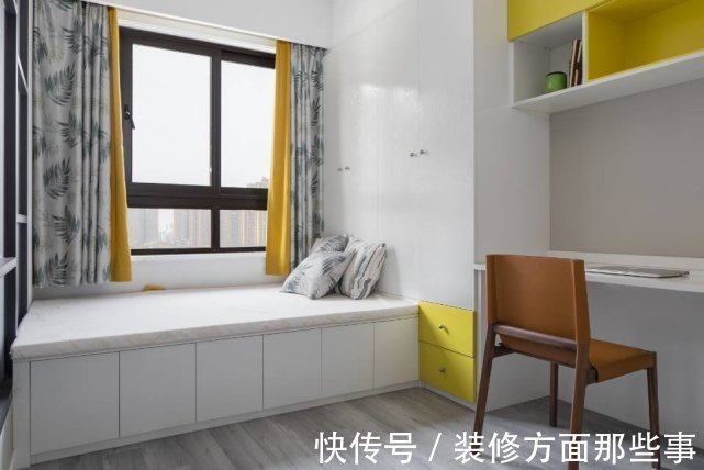 天蓝|115平客餐厅色调以黑白灰为主,加入木棕和天蓝作跳色