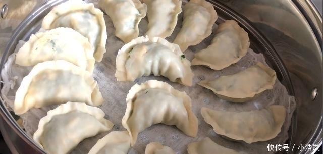 包韭菜饺子时,直接拌馅是大错特错多加1步,韭菜翠绿、不出水