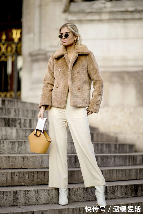 大衣 什么才是中年女人该有的穿搭？大衣＋阔腿裤＋靴子，优雅时髦又减龄