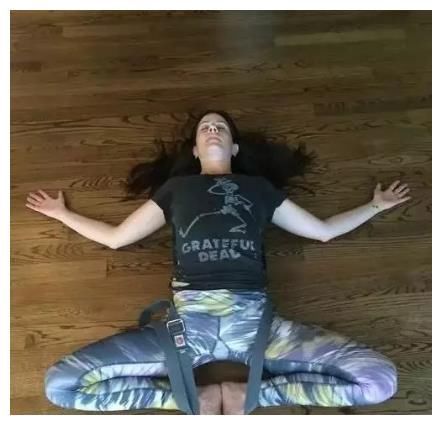 体式|仰卧束角式每天躺几分钟,放松身心,打开髋部,好处多多