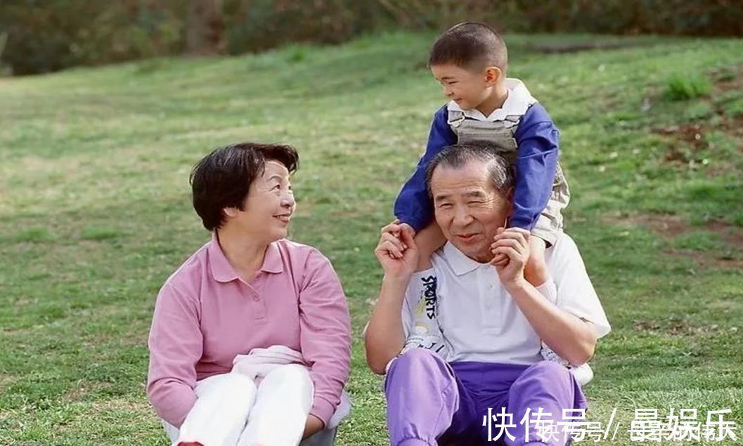 父母|“倒班式”带娃成为新潮流,老人与父母职责分明,好处的确有不少
