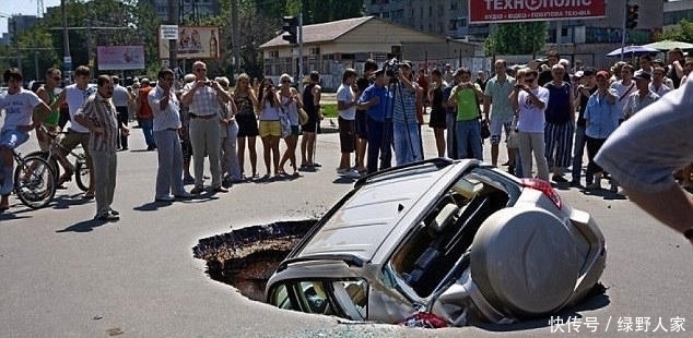 俄罗斯频频出现神秘“天坑”,专家称:和天然气的大量开采有关!