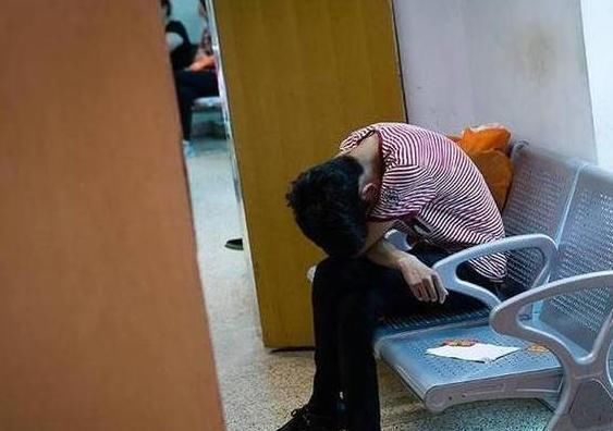 大学生|美女大学生跑操时“昏倒”,同学们赶快送诊,母亲很难没脸见人了