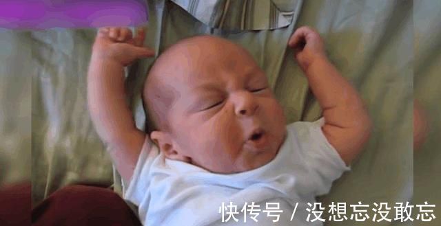 朋友圈|朋友圈晒孩子伸懒腰萌照,二胎妈妈评论了一句话,没想到救了娃