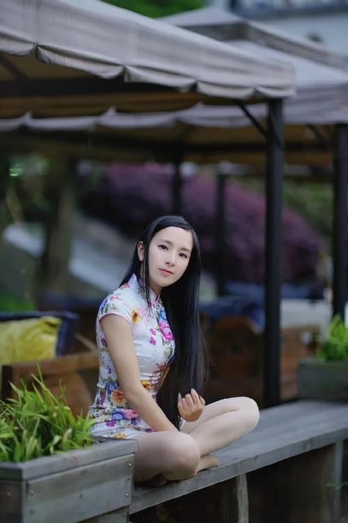 街拍：女生搭配高跟鞋，时尚魅力又优雅