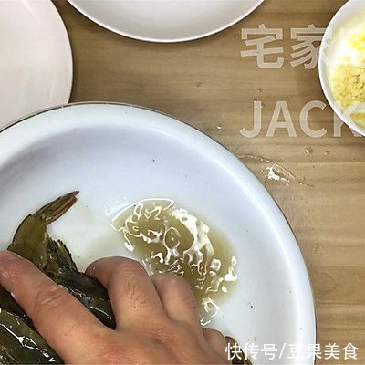 干锅香辣虾，做法简单，虾肉鲜甜，酱汁香辣，唆着手指越吃越香