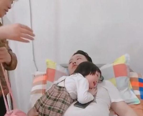 孩子|女儿看到爸爸在输液,抱着爸爸哭得稀里哗啦,网友:贴心小棉袄